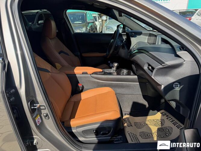 Lexus UX 250h 38 interauto-car