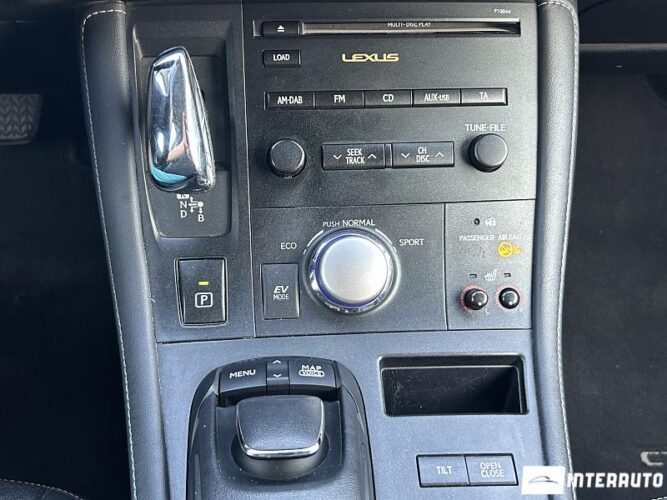 Lexus CT 200h 42 interauto-car