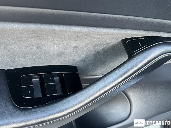 Tesla Model 3 36 interauto-car