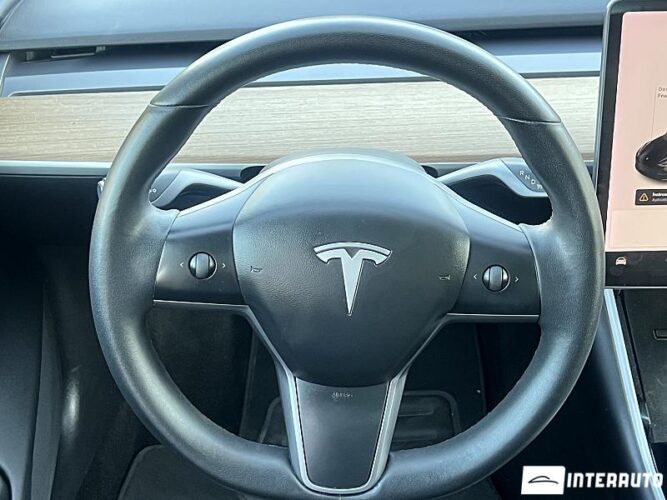 Tesla Model 3 38 interauto-car