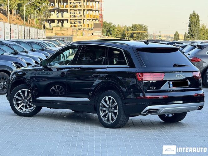 Audi Q7 40 interauto-car