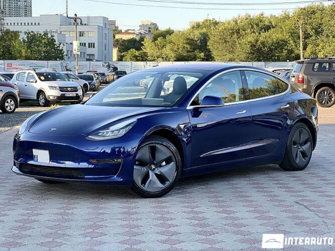 Tesla Model 3 27 interauto-car