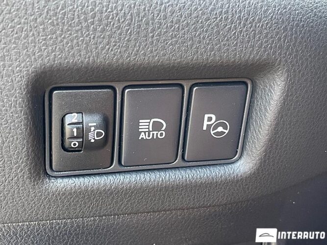 Toyota C-HR 38 interauto-car