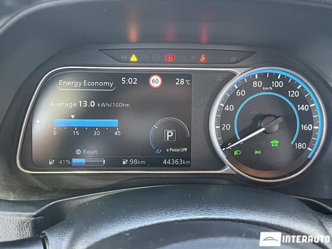 Nissan Leaf 38 interauto-car