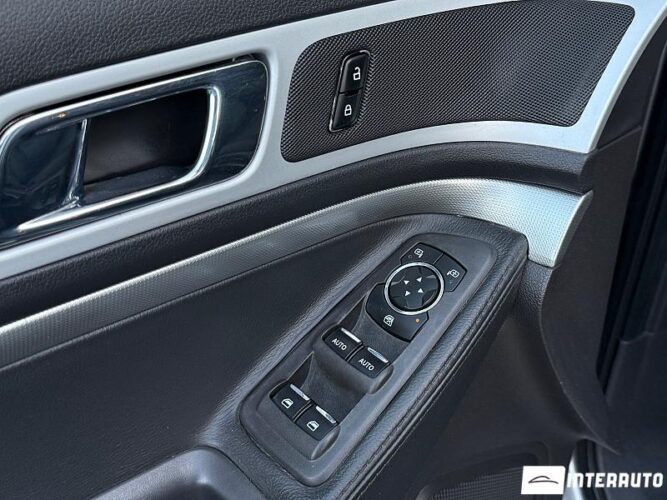 Ford Explorer 35 interauto-car