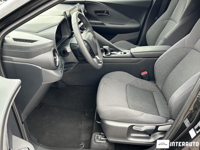 Toyota C-HR 38 interauto-car