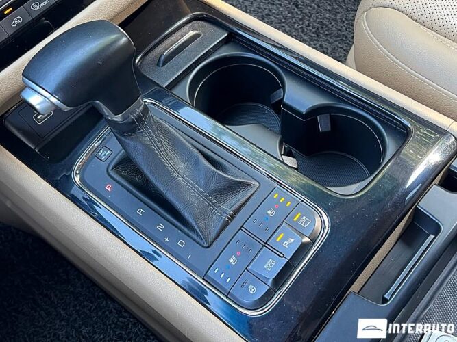 Kia Carnival 53 interauto-car