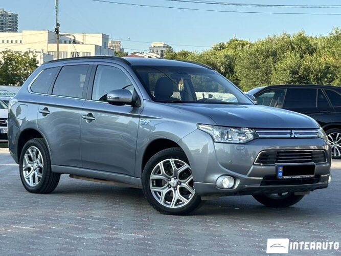 Mitsubishi Outlander 33 interauto-car