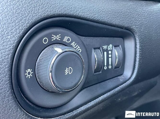 Jeep Renegade 38 interauto-car