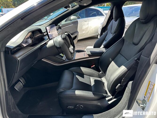 Tesla Model S 36 interauto-car