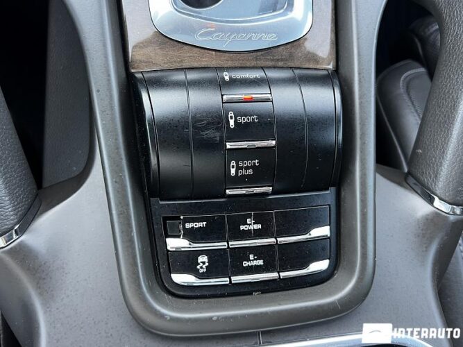 Porsche Cayenne S Hybrid 47 interauto-car