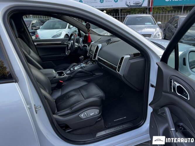 Porsche Cayenne S Hybrid 48 interauto-car