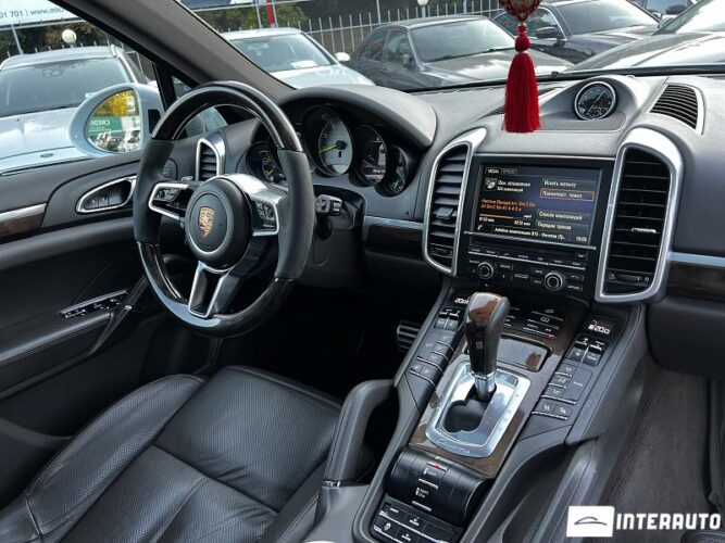 Porsche Cayenne S Hybrid 43 interauto-car