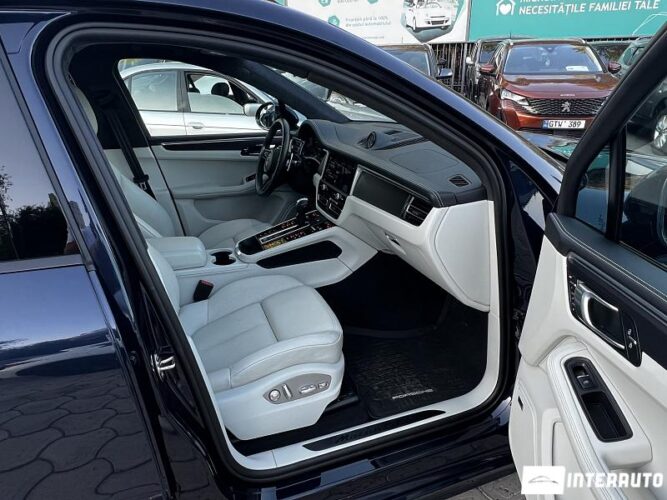 Porsche Macan GTS 44 interauto-car