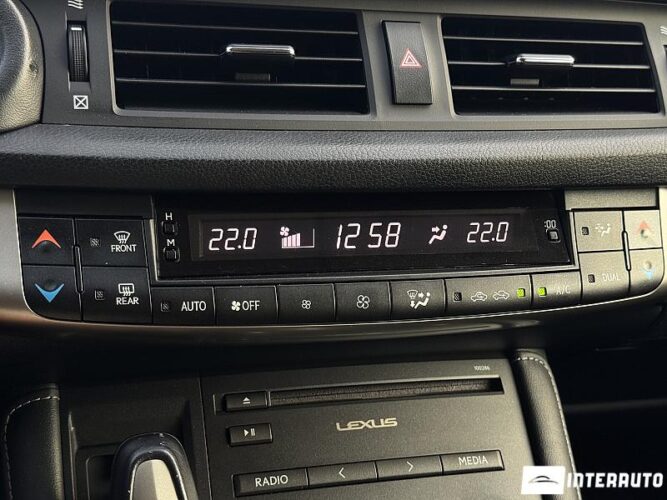 Lexus CT 200h 41 interauto-car