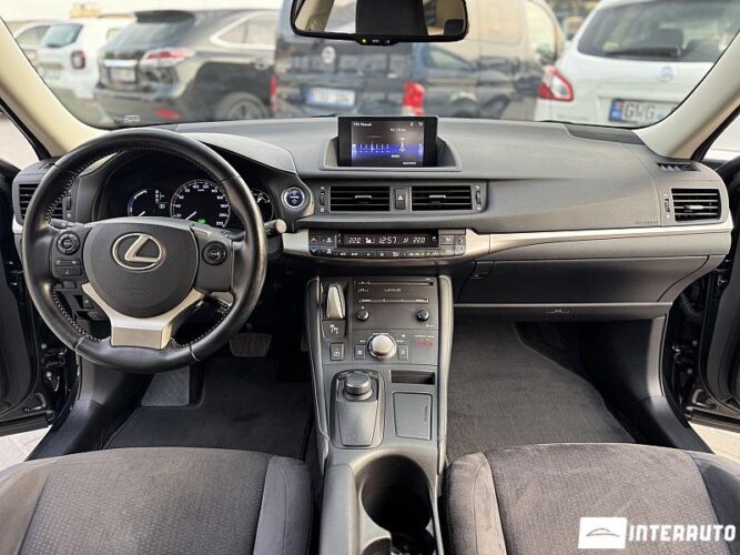 Lexus CT 200h 36 interauto-car