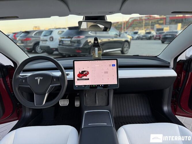 Tesla Model 3 38 interauto-car