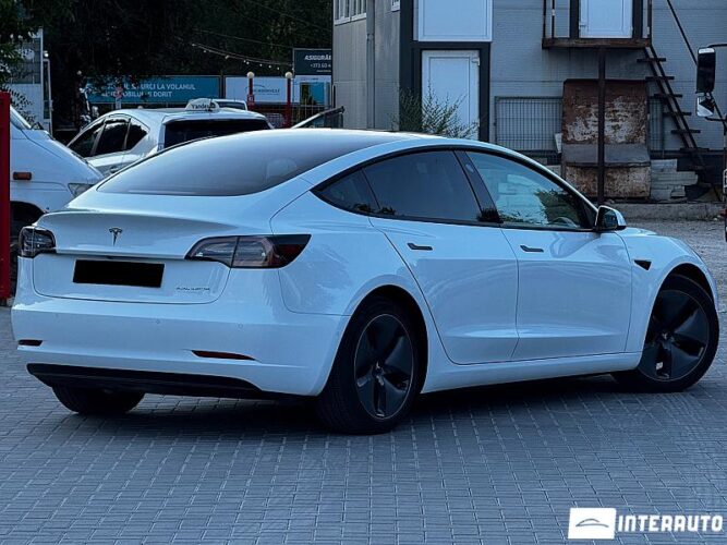 Tesla Model 3 31 interauto-car