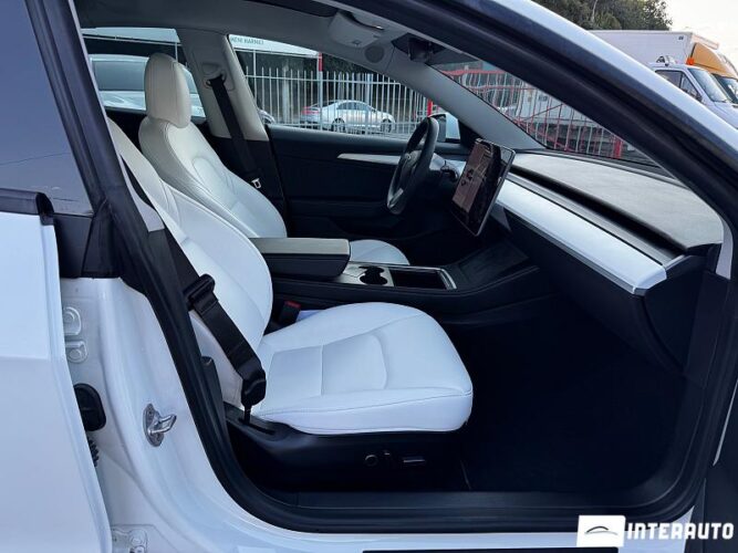 Tesla Model 3 33 interauto-car