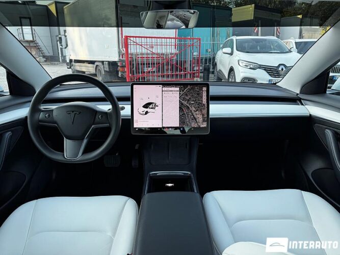 Tesla Model 3 37 interauto-car
