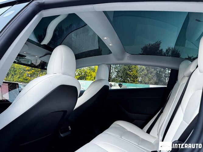 Tesla Model 3 36 interauto-car