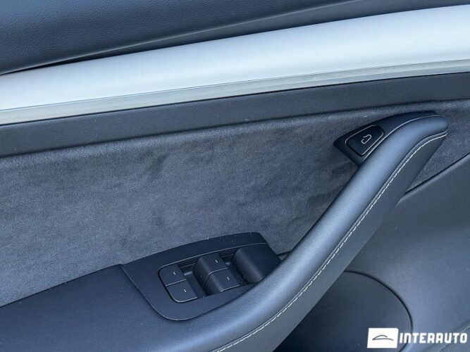 Tesla Model 3 41 interauto-car