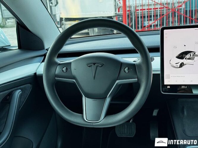 Tesla Model 3 38 interauto-car