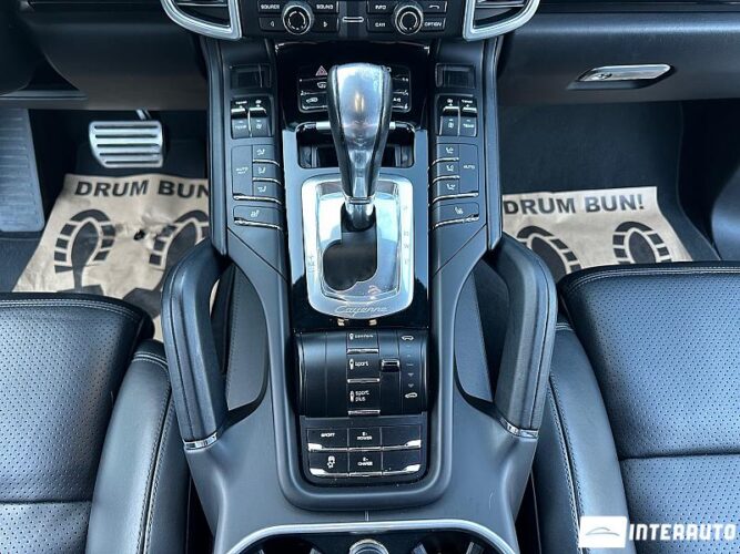 Porsche Cayenne S Hybrid 46 interauto-car