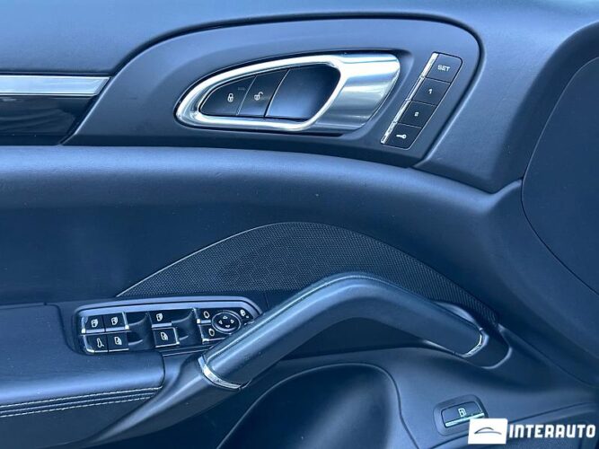 Porsche Cayenne S Hybrid 48 interauto-car