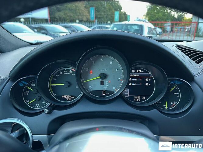 Porsche Cayenne S Hybrid 42 interauto-car