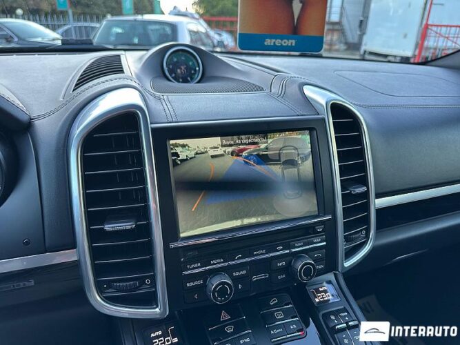 Porsche Cayenne S Hybrid 44 interauto-car