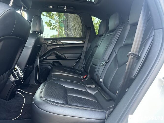 Porsche Cayenne S Hybrid 48 interauto-car