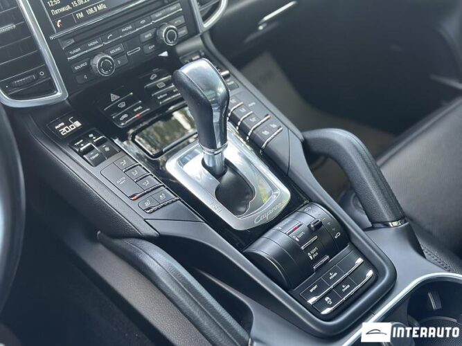 Porsche Cayenne S Hybrid 46 interauto-car