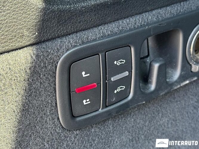 Audi Q7 E-Tron 49 interauto-car