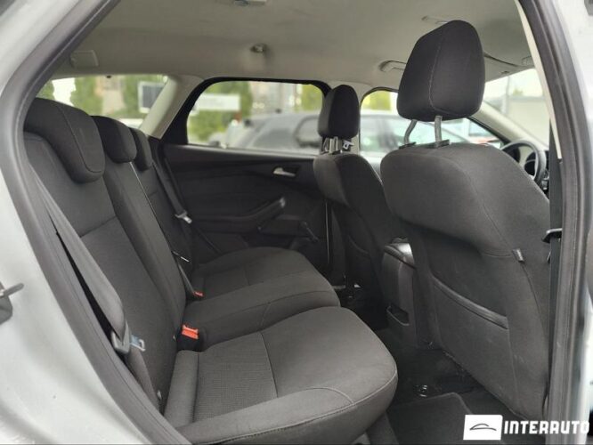 Ford Focus 33 interauto-car