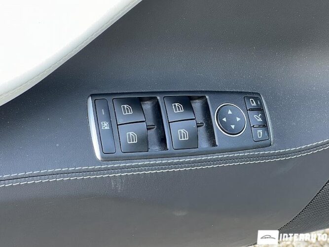 Tesla Model S 36 interauto-car