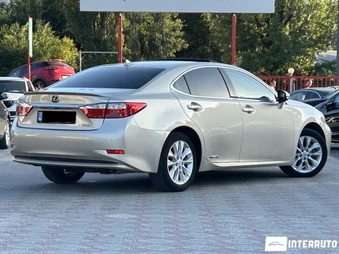 Lexus ES 300h 32 interauto-car