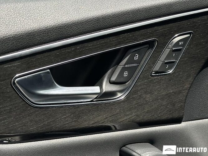 Audi Q8 59 interauto-car