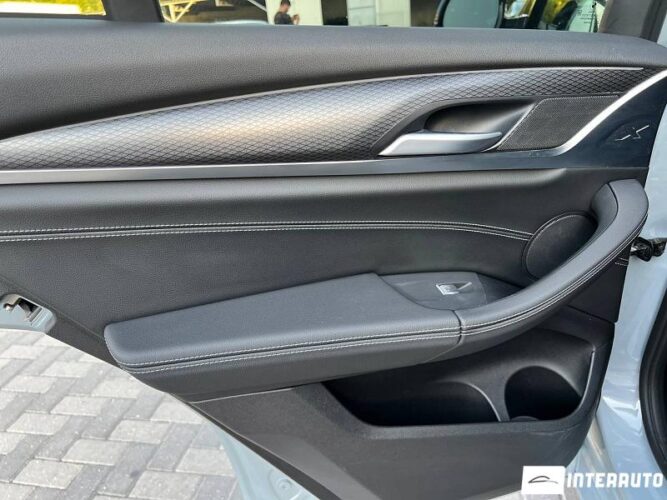 BMW X3 3.0i 50 interauto-car