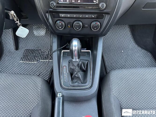 Volkswagen Jetta 43 interauto-car