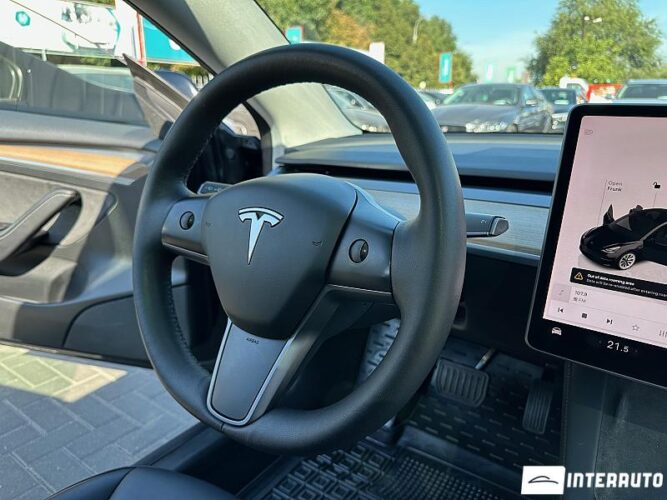 Tesla Model 3 38 interauto-car