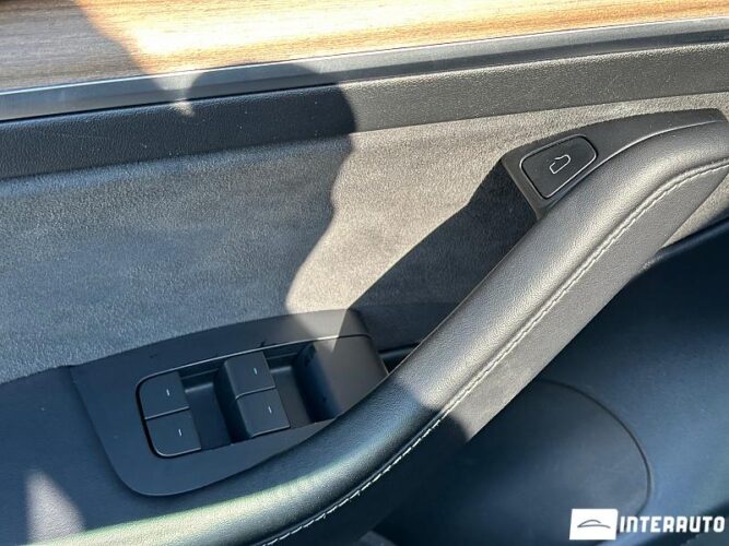 Tesla Model 3 44 interauto-car