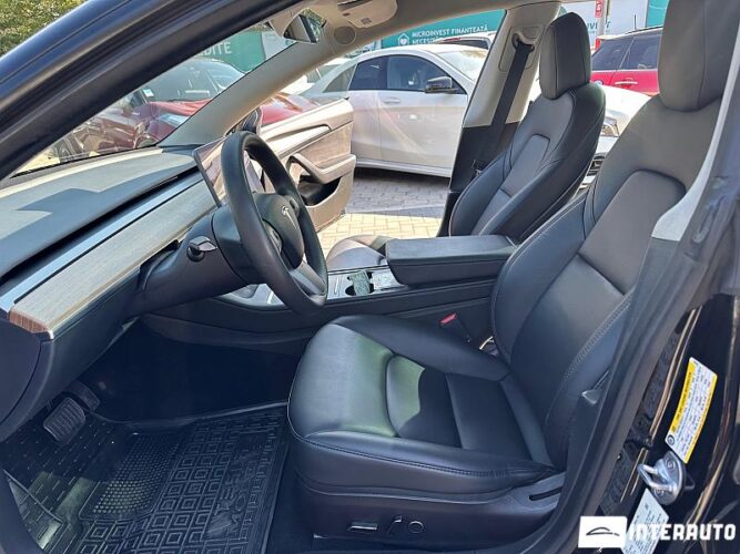 Tesla Model 3 36 interauto-car