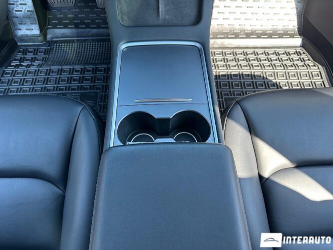 Tesla Model 3 43 interauto-car