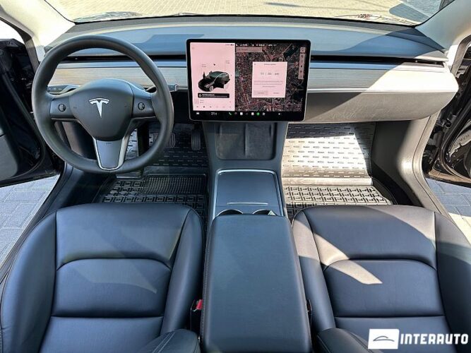 Tesla Model 3 37 interauto-car