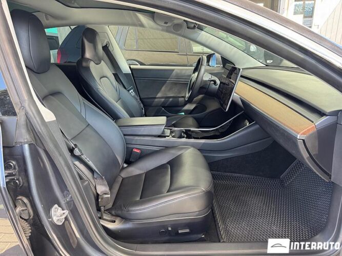 Tesla Model 3 31 interauto-car