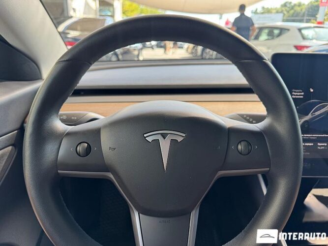 Tesla Model 3 36 interauto-car