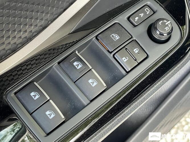 Toyota C-HR 37 interauto-car