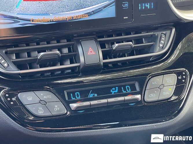 Toyota C-HR 44 interauto-car