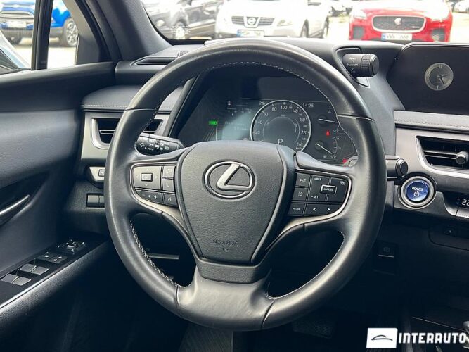 Lexus UX 250h 35 interauto-car